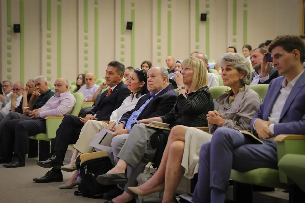Academics and practitioners collaborating with BI-Pal